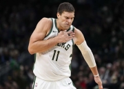 米兰APP下载-雄鹿队新援表现不佳，受到球迷质疑