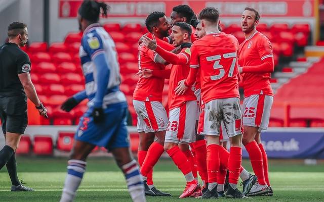 夺冠之路:女队士气高昂向前迈进 夺冠之路:女队士气高昂向前迈进