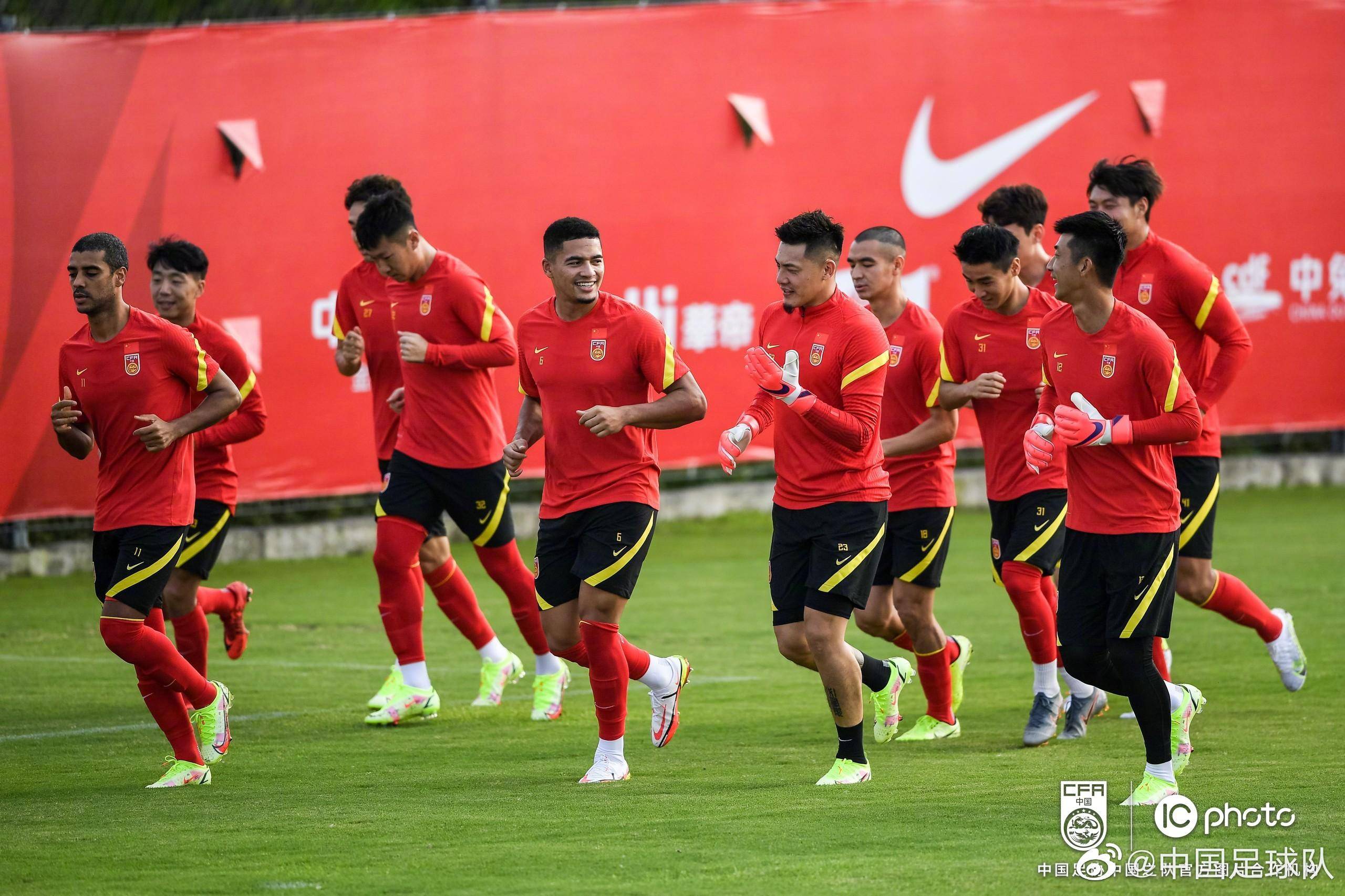 新西兰队在击剑比赛中斩获头筹 新西兰队在击剑比赛中斩获头筹