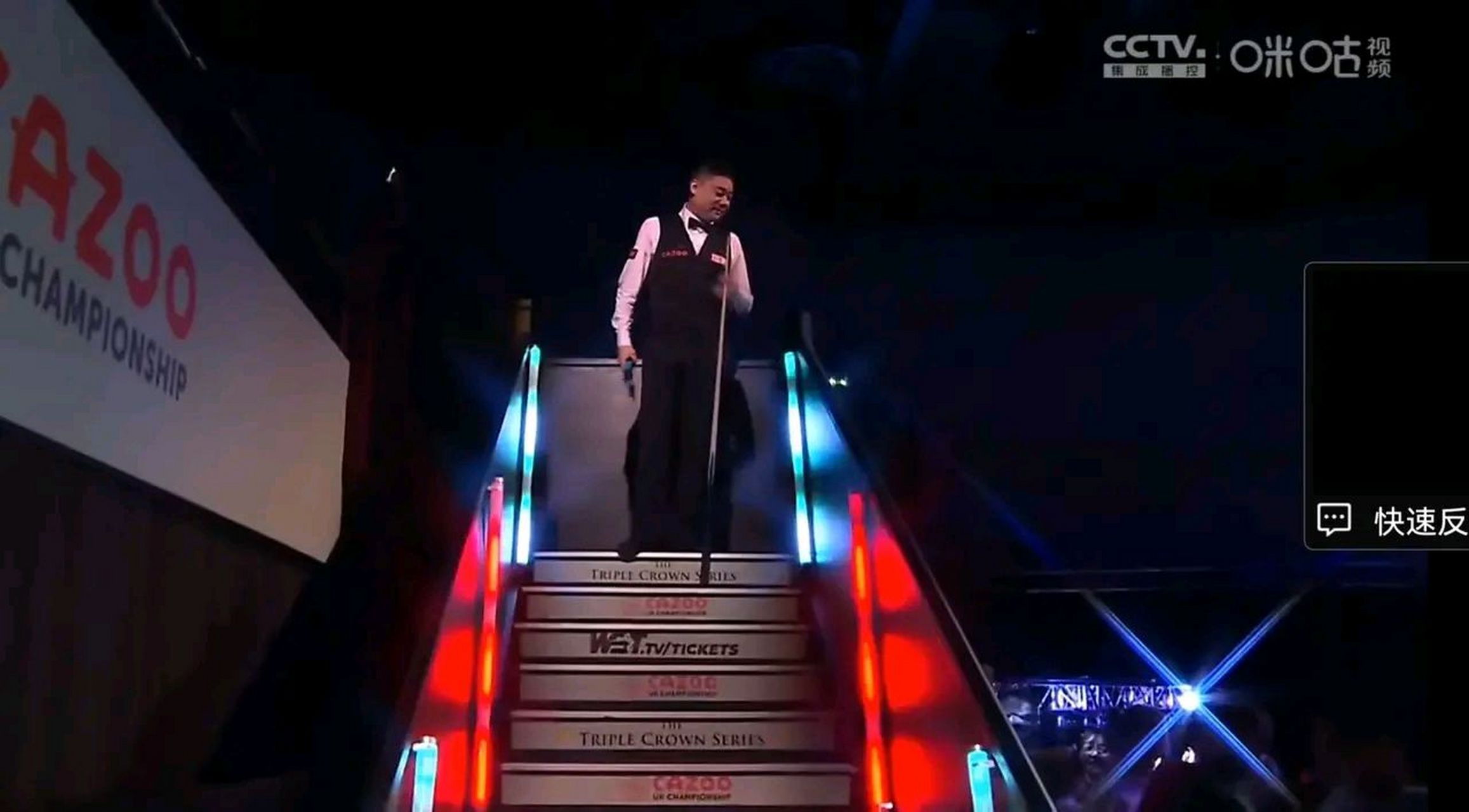 运动员的突破引发了欢呼和掌声