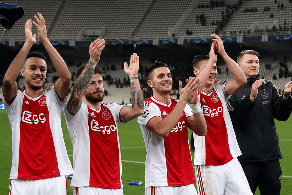 阿贾克斯队在足球赛事中表现抢眼