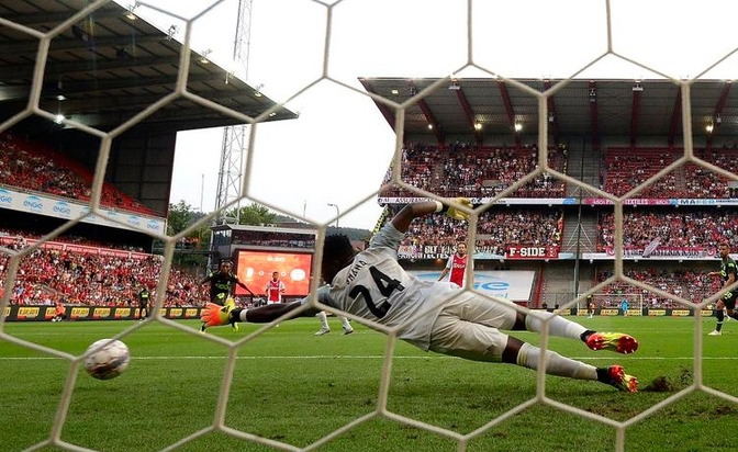 赛场上的精彩瞬间引发球迷热议，争议不断