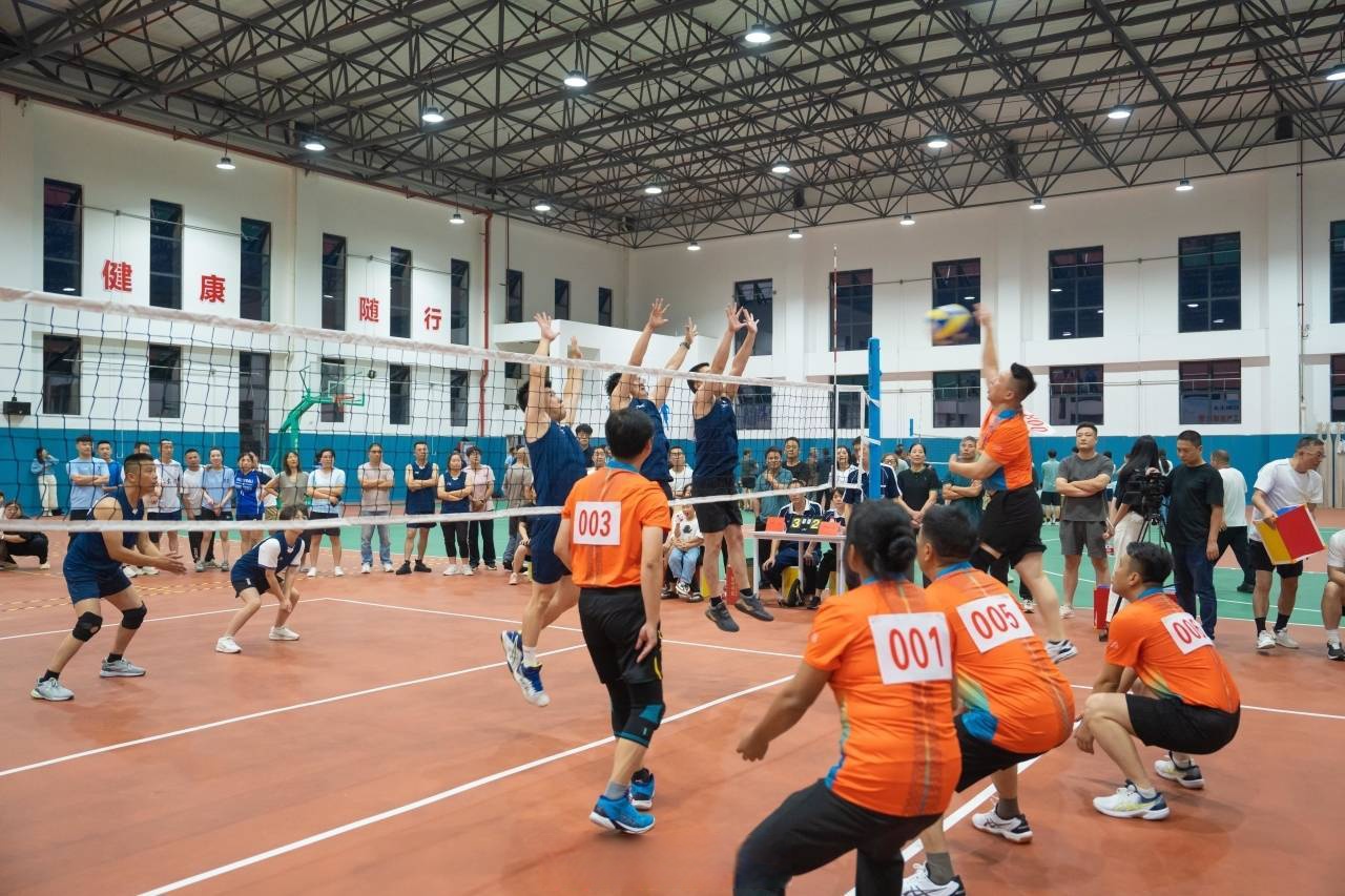 赛场上的对决激情四射，引发一片欢呼声