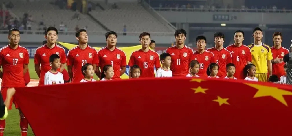 足球比赛展开,中国队备战豪取三分 足球比赛展开,中国队备战豪取三分