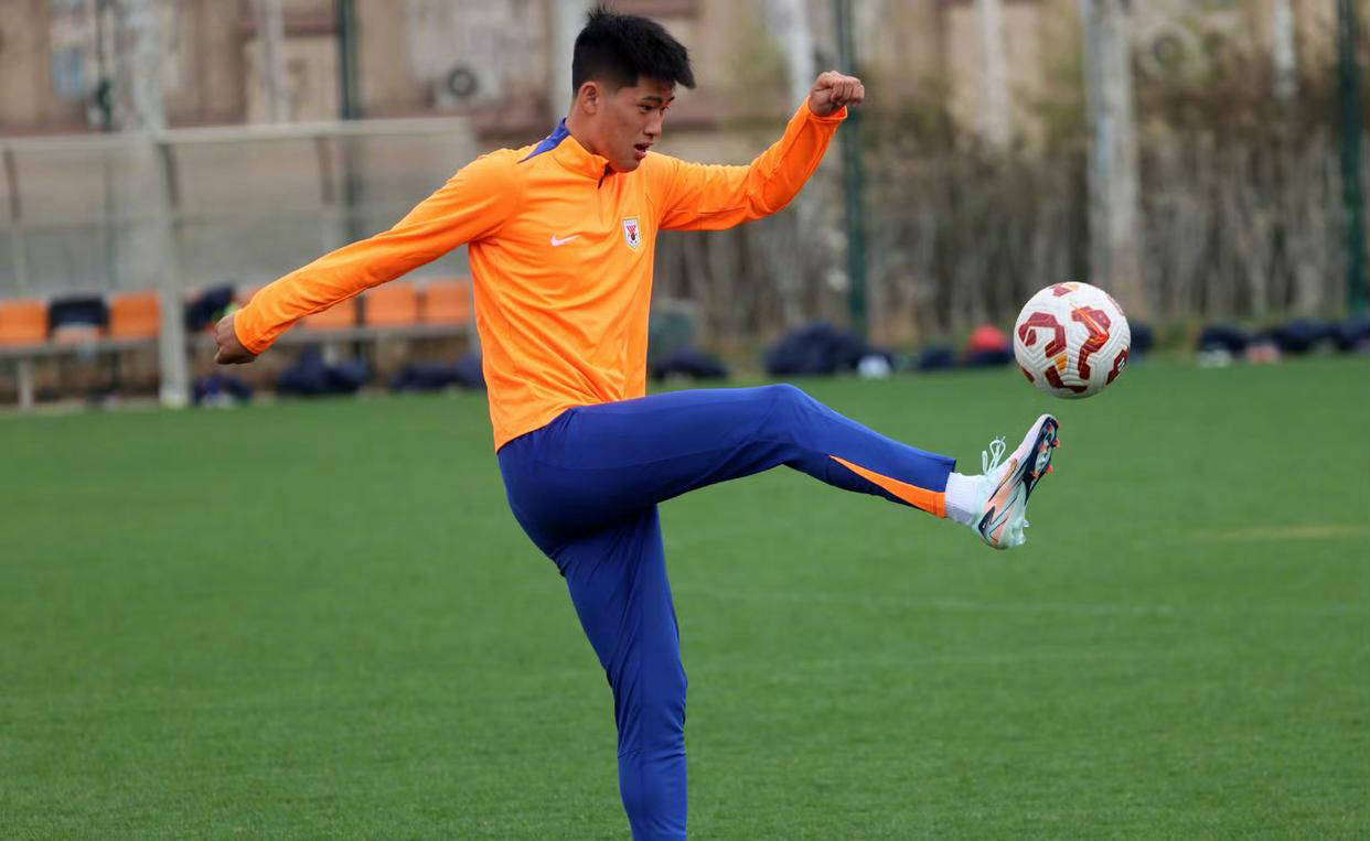 潜力爆棚的球员在比赛中展现出了惊人的实力 潜力爆棚的球员在比赛中展现出了惊人的实力