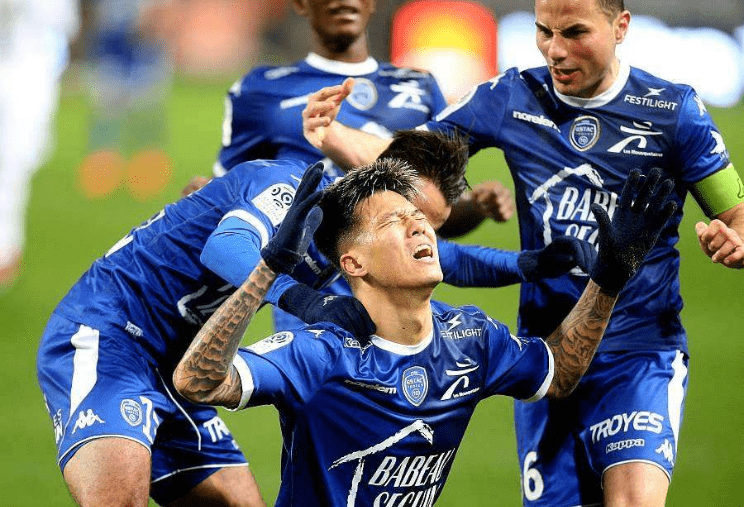 包含里尔主场逼平亚眠，保持不败纪录的词条