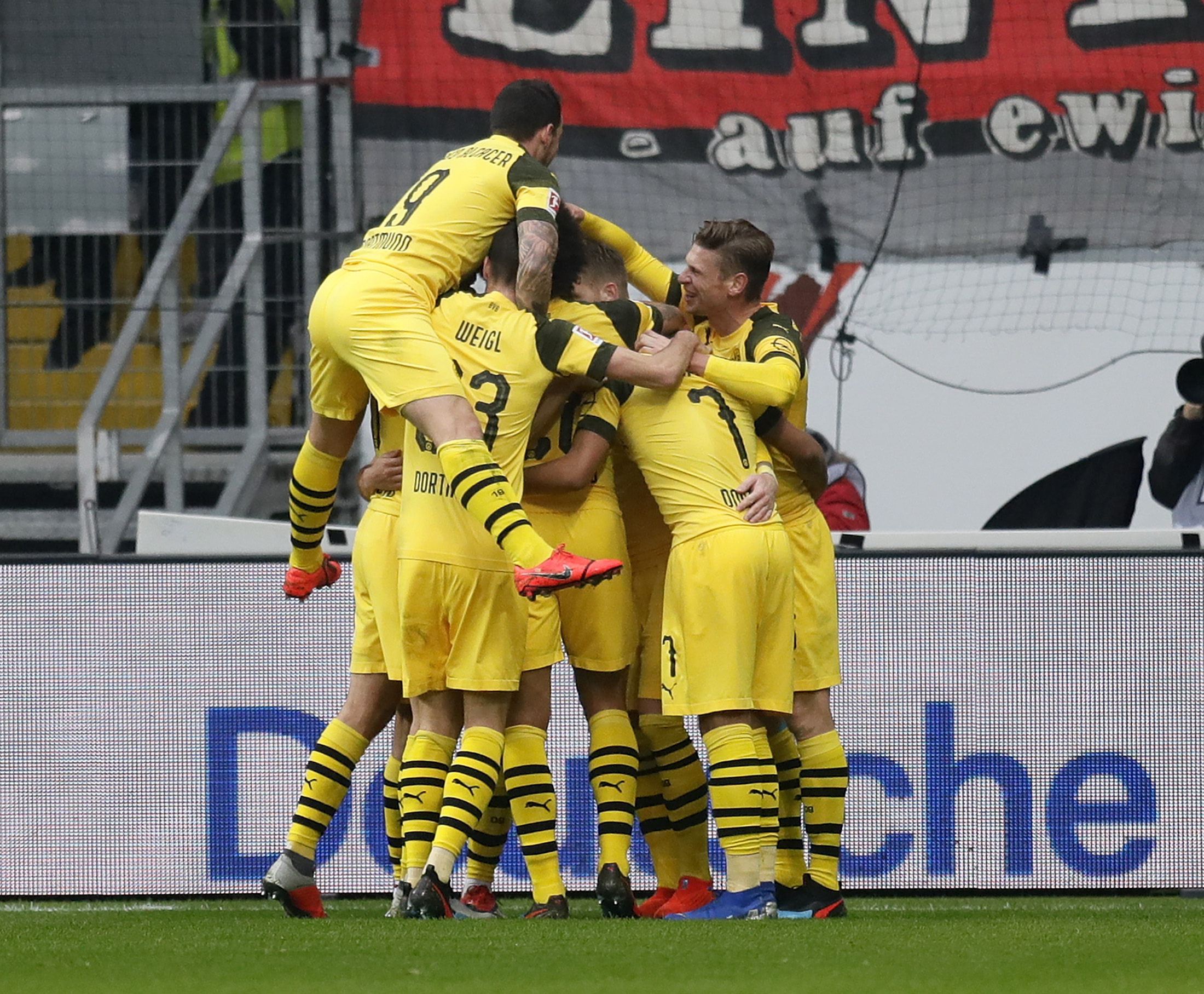 法兰克福后防连续失误，导致客场战平内瓦