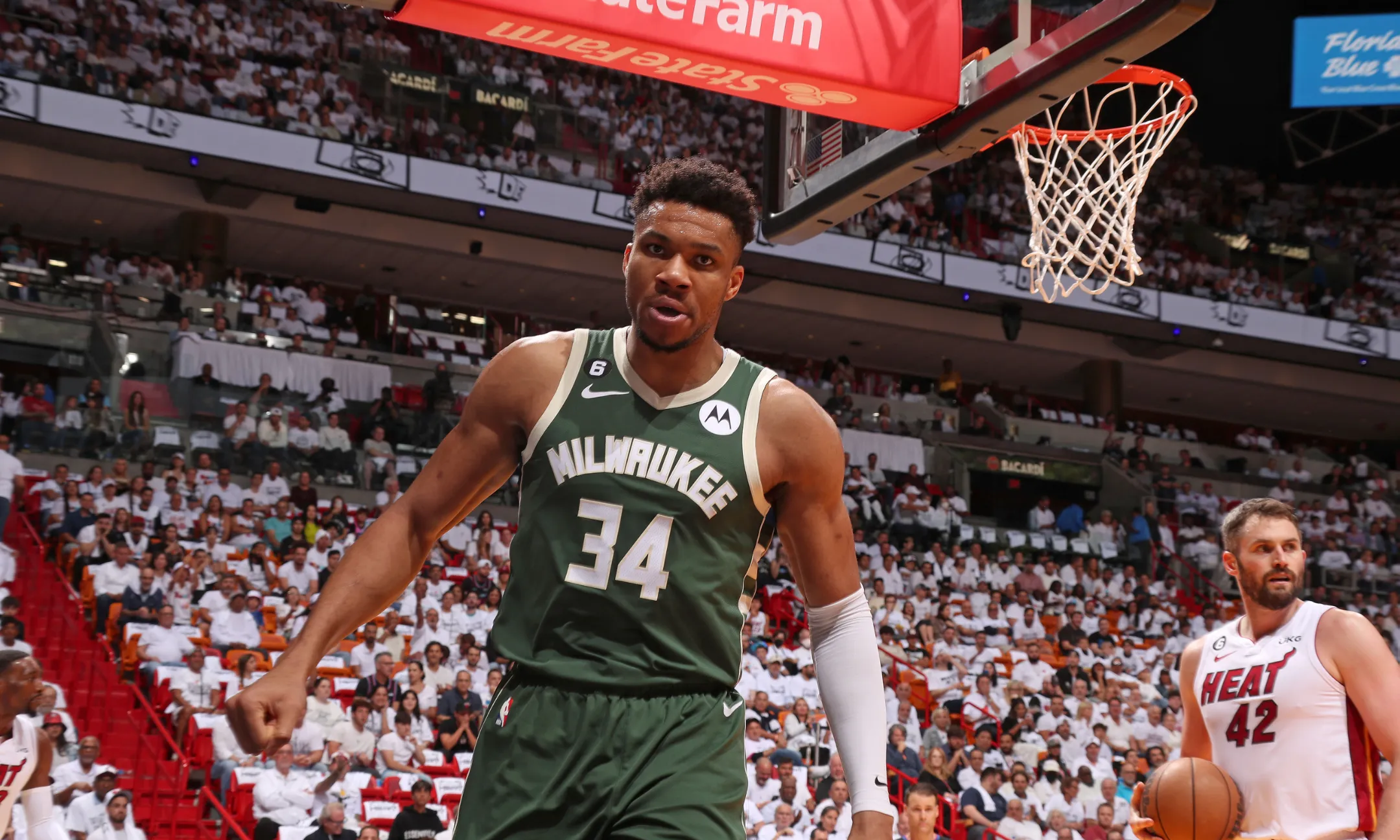 雄鹿击败凯尔特人，字母哥砍下35分