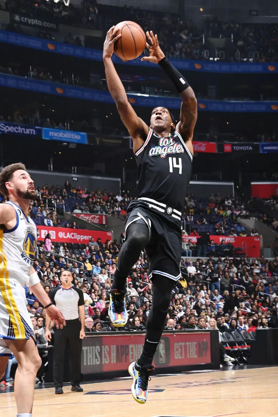 关于快船主场大胜超音速，终结两连败的信息