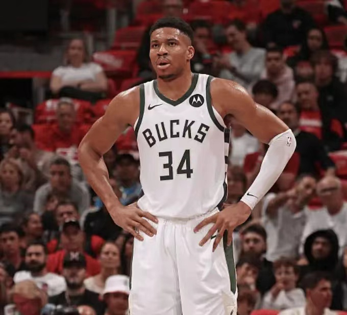 雄鹿逆转活塞，字母哥单场33分