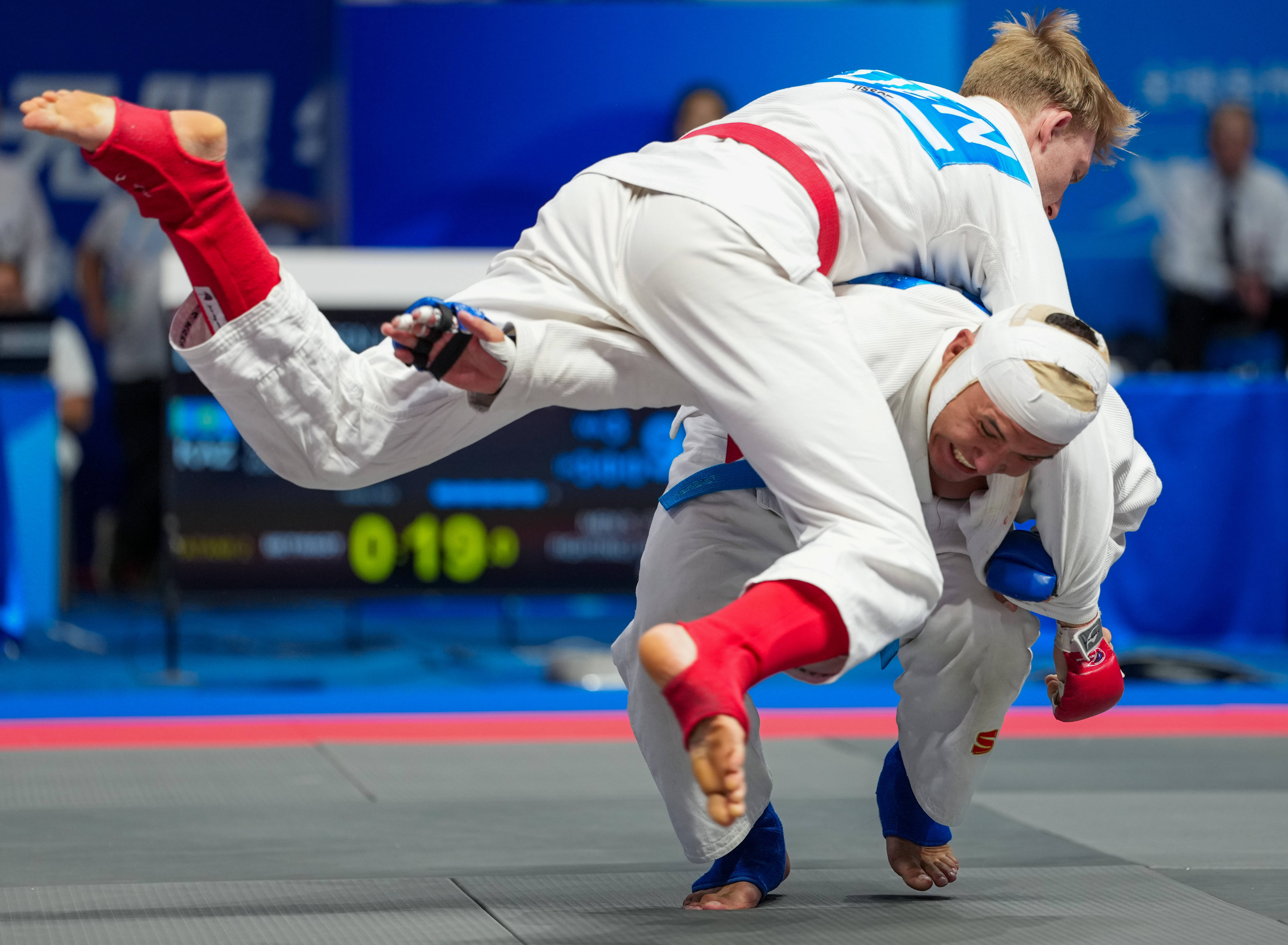 冠军联赛搏击风云,选手斗志昂扬 冠军联赛搏击风云,选手斗志昂扬